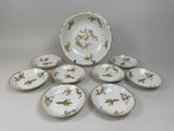 un ensemble de six assiettes en porcelaine ornées de motifs dorés et blancs