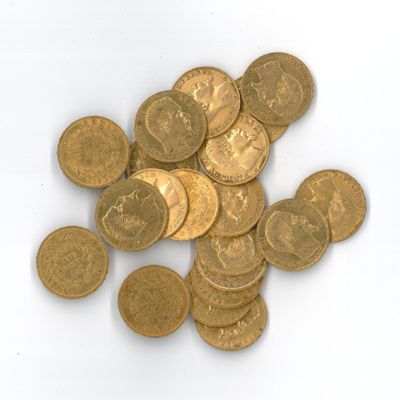 une pile de pièces d'or sur une surface blanche