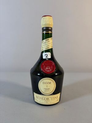 une bouteille de vin posée sur une table