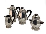 trois théières en argent et une cafetière sur fond blanc