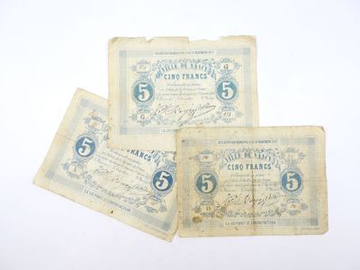 trois anciens billets de banque français sur un fond blanc
