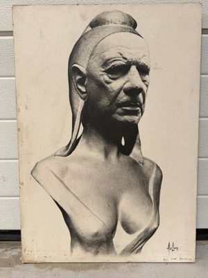 une vieille photo représentant le buste d'une femme coiffée d'un chignon