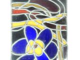 vitrail orné d'une fleur bleue au centre