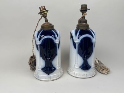 paire de vases bleus et blancs munis d'anses et d'une cordelette