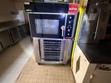 une image d'une cuisine commerciale avec une cuisinière et un four