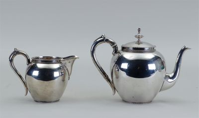 lot de deux théières et d'un sucrier en métal argenté