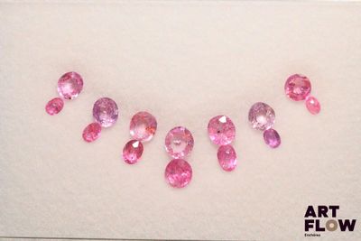 une photo d'un collier composé de pierres roses