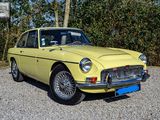 une voiture jaune garée sur un parking