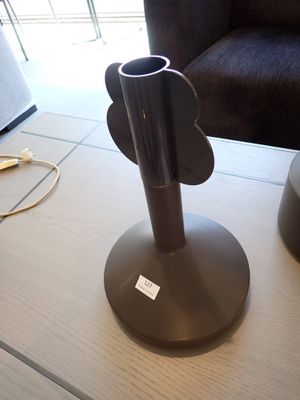 une table sur laquelle se trouve un vase