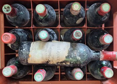 plusieurs bouteilles de vin rangées dans une boîte rouge