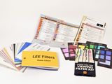 un grand nombre de livres posés sur une table