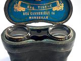 une paire de lunettes de protection posée dans un étui sur une table