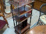 une table et des chaises dans une pièce où il y a un miroir accroché au mur
