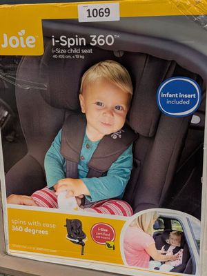 une boîte sur laquelle figure l'image d'un bébé dans un siège auto