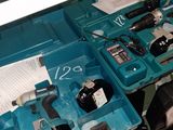 de nombreux outils posés sur une table