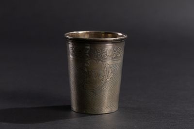 une coupe en argent posée sur une table