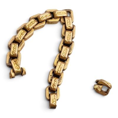 un bracelet en or et un fermoir en or sur fond blanc