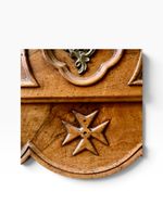 Commode en noyer à décor de larges moulures, motifs en quart… (photo 3)