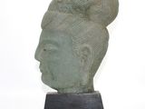 sculpture d'une tête de femme sur une base en marbre