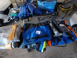 de nombreux sacs posés par terre à côté d'une voiture