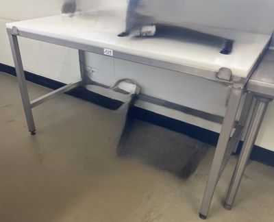 une photo d'un lavabo dans des toilettes publiques