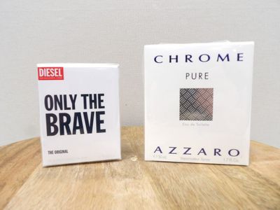 un flacon de parfum posé sur une table à côté d'un autre flacon de parfum