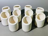 un ensemble de vases blancs posés sur une table