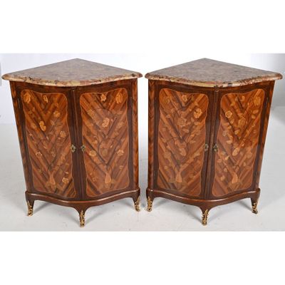 paire de commodes de style Louis XV en noyer et marqueterie