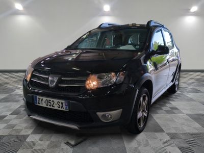 la photo d'une voiture noire garée dans un garage