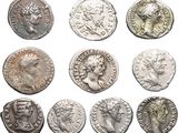 une collection de pièces de monnaie romaines antiques sur fond blanc