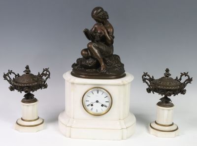 Garniture de cheminée en bronze à patine brune et marbre bla…