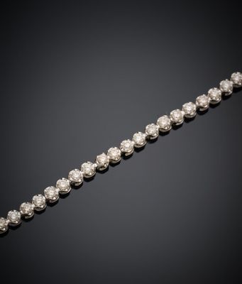 un bracelet en diamants et dix-huit pierres, signé Van Cleef