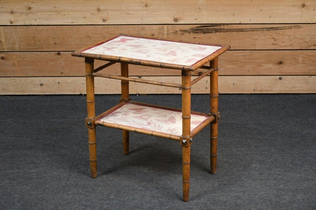 Table de salon en bois à l'imitation du bambou reposant sur …