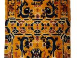 un tapis jaune orné d'un motif noir et bleu
