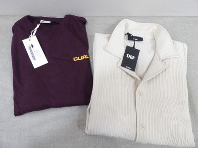 deux pulls pour homme et un t-shirt posés sur un canapé