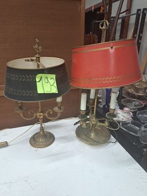 deux lampes posées sur une table, avec une étiquette de prix