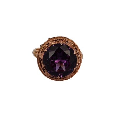Gros plan sur une bague contenant une pierre violette