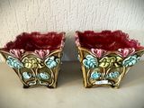 deux vases posés sur une table