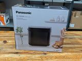 une boîte posée sur une table dans un magasin
