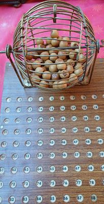 une planche en bois sur laquelle sont posés plusieurs fruits à coque