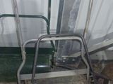 une chaise en métal posée à côté d'une chaise en métal