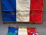 deux drapeaux de couleurs différentes sont représentés sur un fond gris