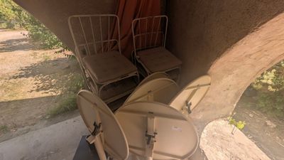 deux chaises et des toilettes dans un coin de la pièce