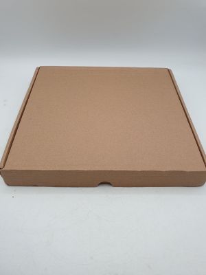 une boîte de pizza ouverte posée sur une table blanche