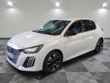 La voiture blanche est garée dans la pièce, sur un sol à carreaux.