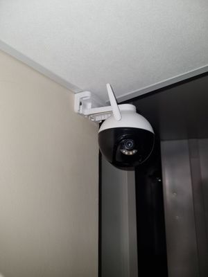 une image provenant d'une caméra de sécurité fixée au plafond