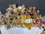 plein d'oursons en peluche posés sur une table