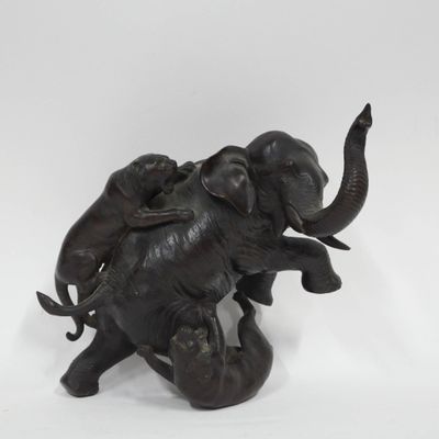 une image représentant une statue d'éléphant avec un éléphanteau sur le dos