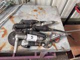 tout un tas d'outils posés sur une table dans un garage