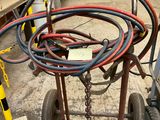 un chariot sur lequel sont posés plusieurs tuyaux, dans un garage